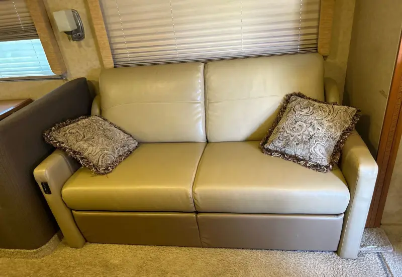 2008 Winnebago Journey photo 28